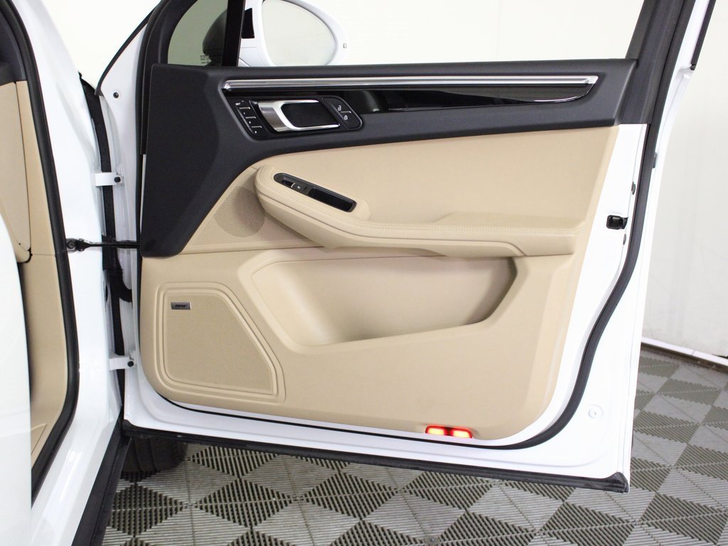 Used 2025 Porsche Macan w/ Premium Package Plus image 39