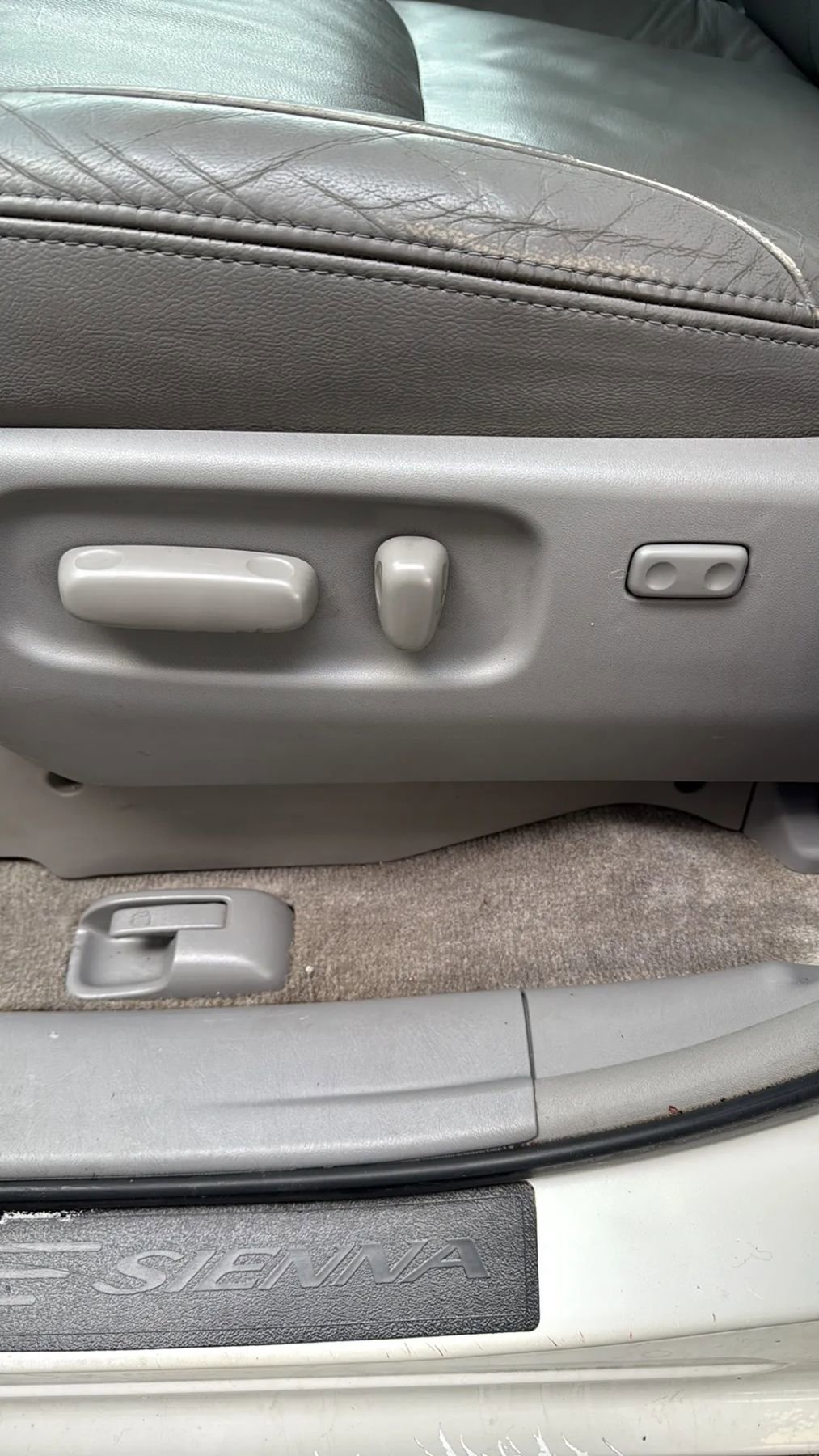 Used 2010 Toyota Sienna XLE FWD image 11