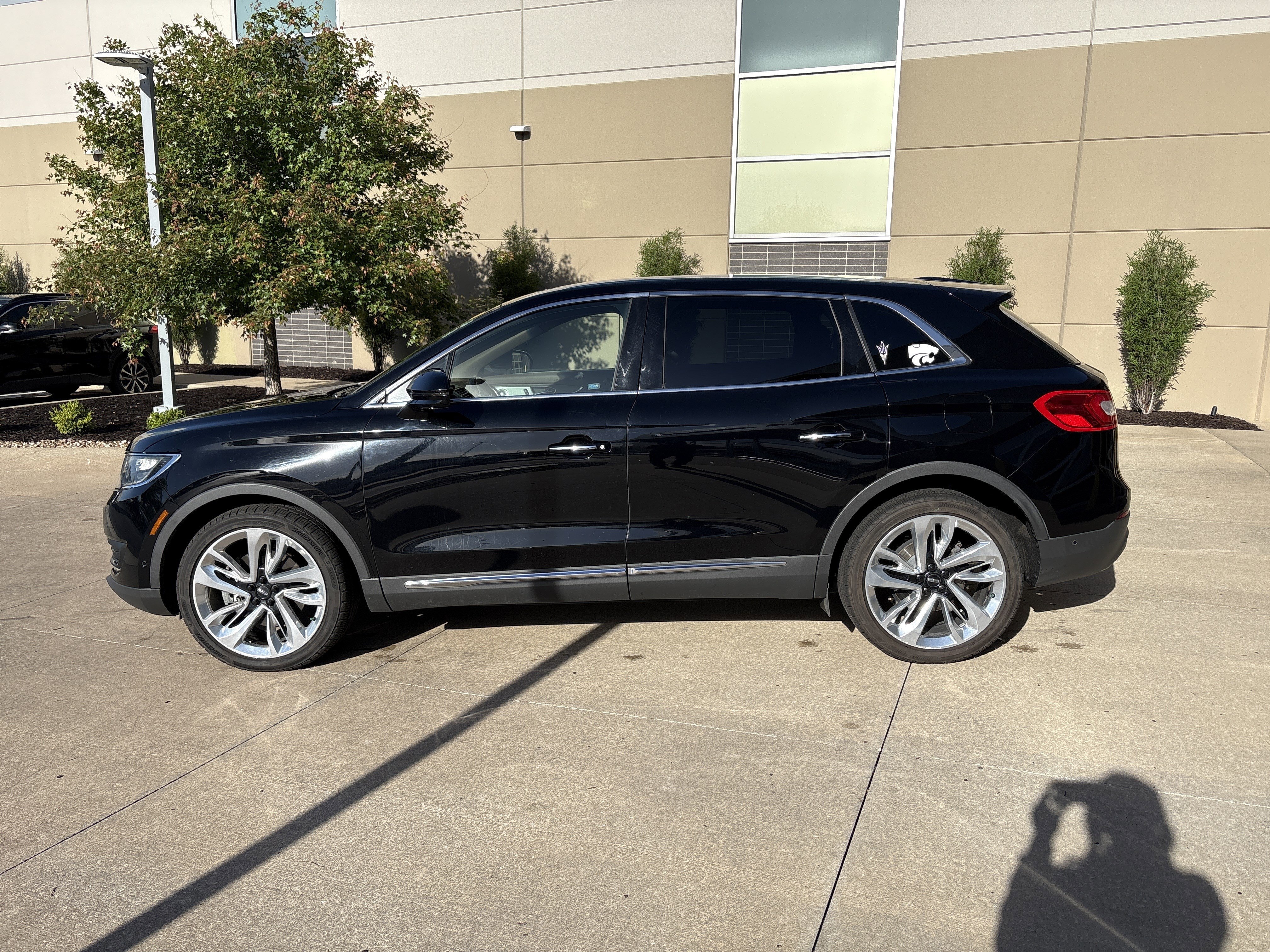 Used 2017 Lincoln MKX Reserve w/ Luxury Package AWD/4WD image 3
