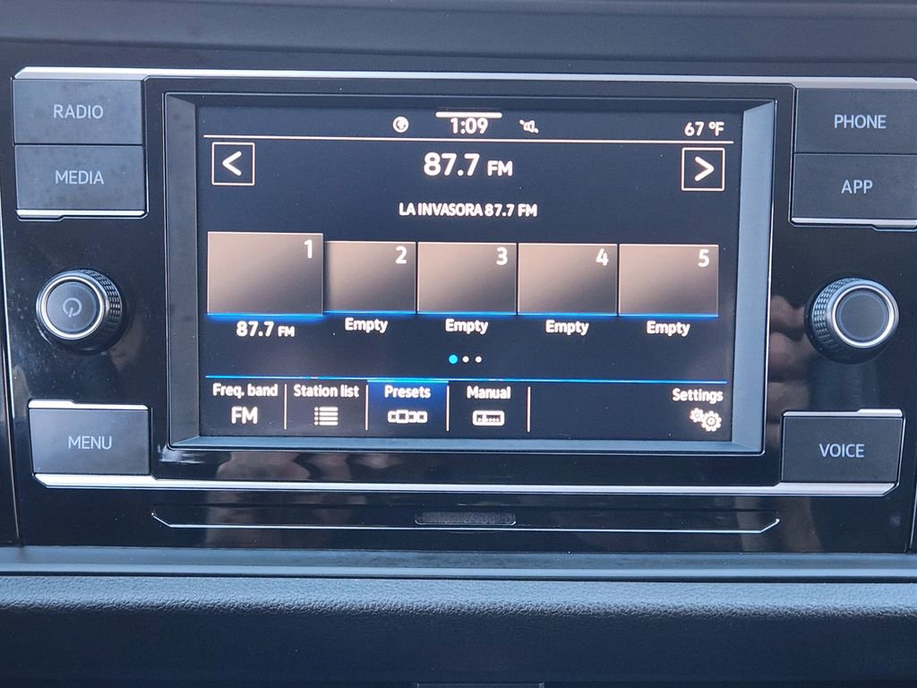 Certified 2022 Volkswagen Jetta SE w/ Panoramic Sunroof Package image 21