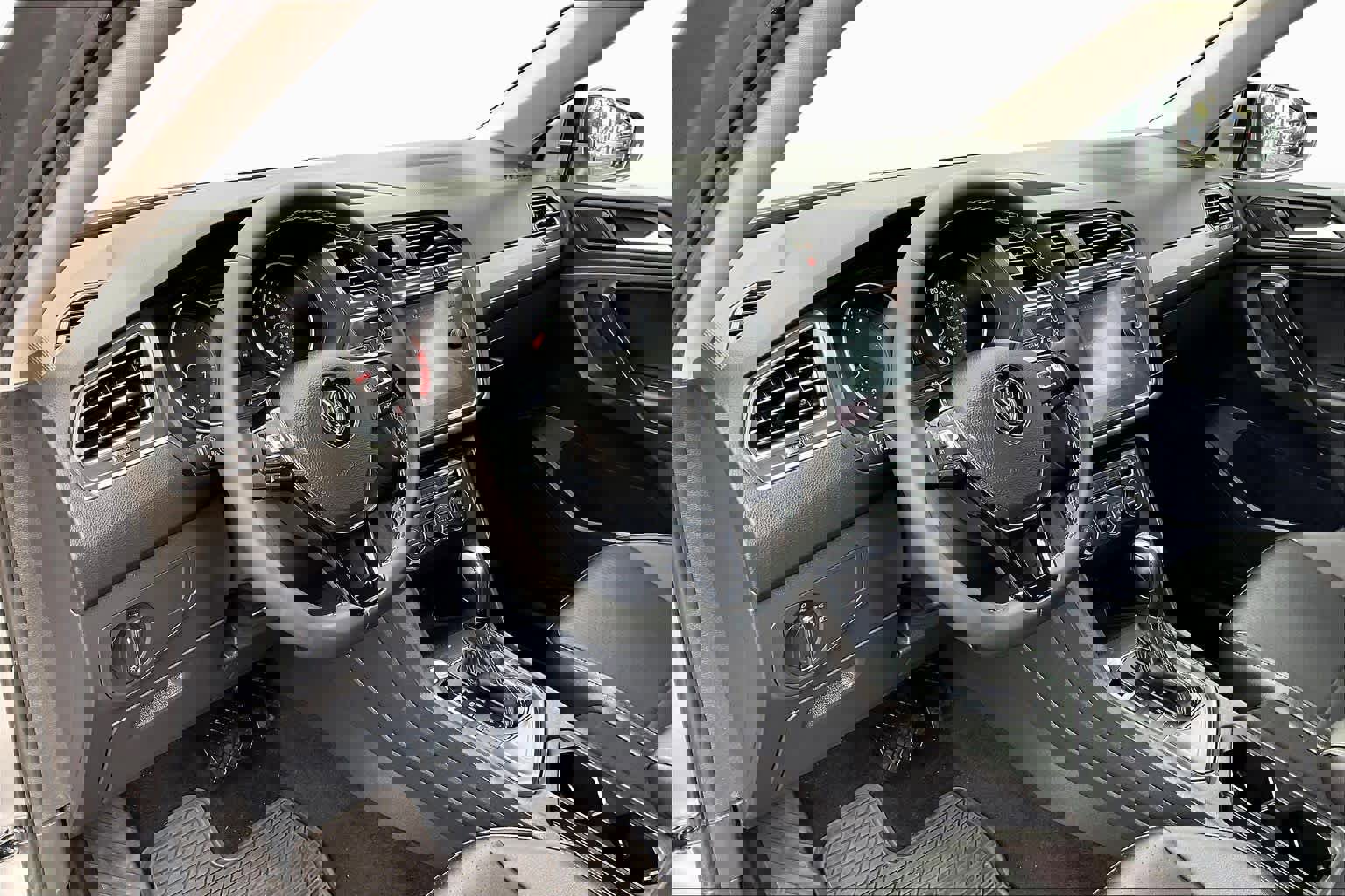 Used 2021 Volkswagen Tiguan SE image 16