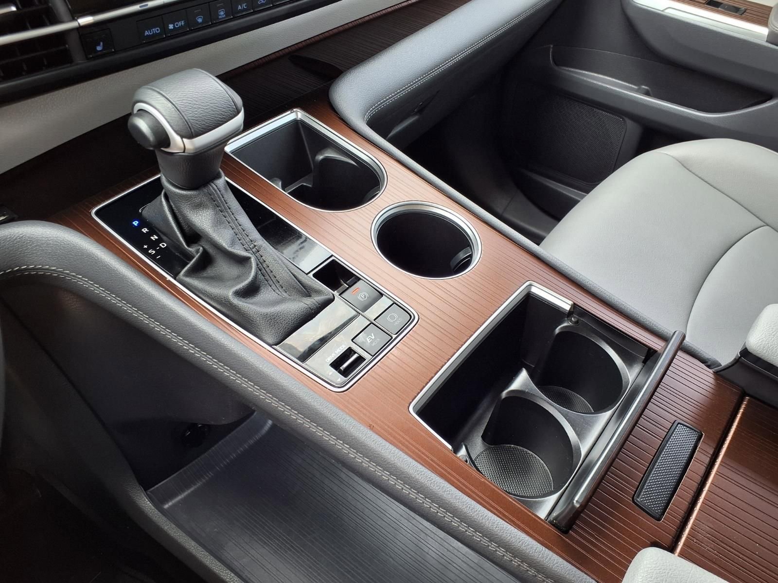 Used 2024 Toyota Sienna XLE FWD image 22