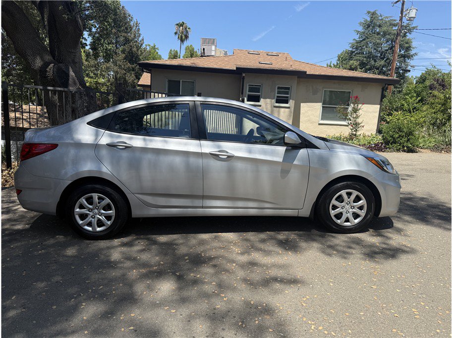 Used 2012 Hyundai Accent GLS FWD image 8