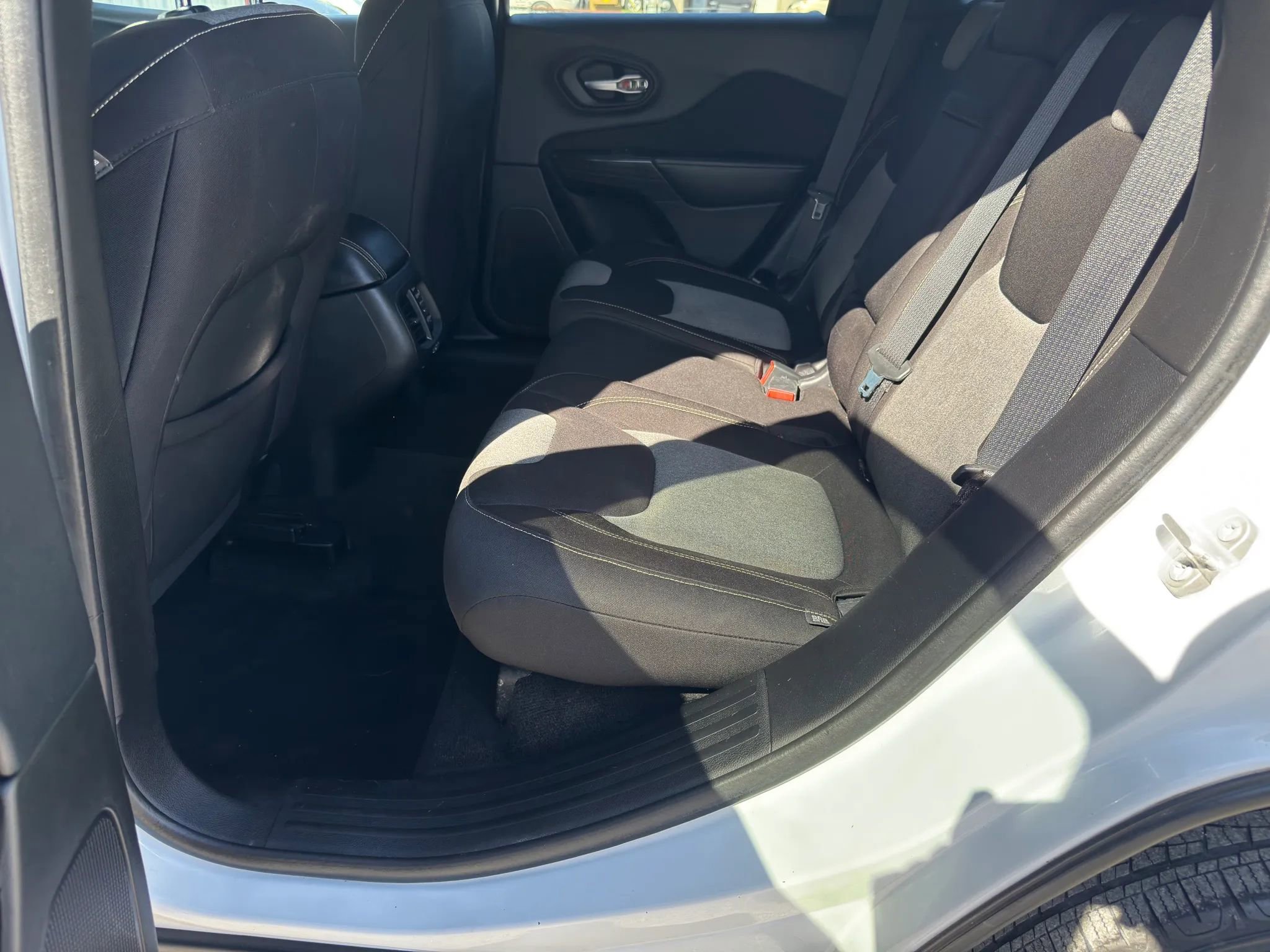 Used 2015 Jeep Cherokee Sport FWD image 8