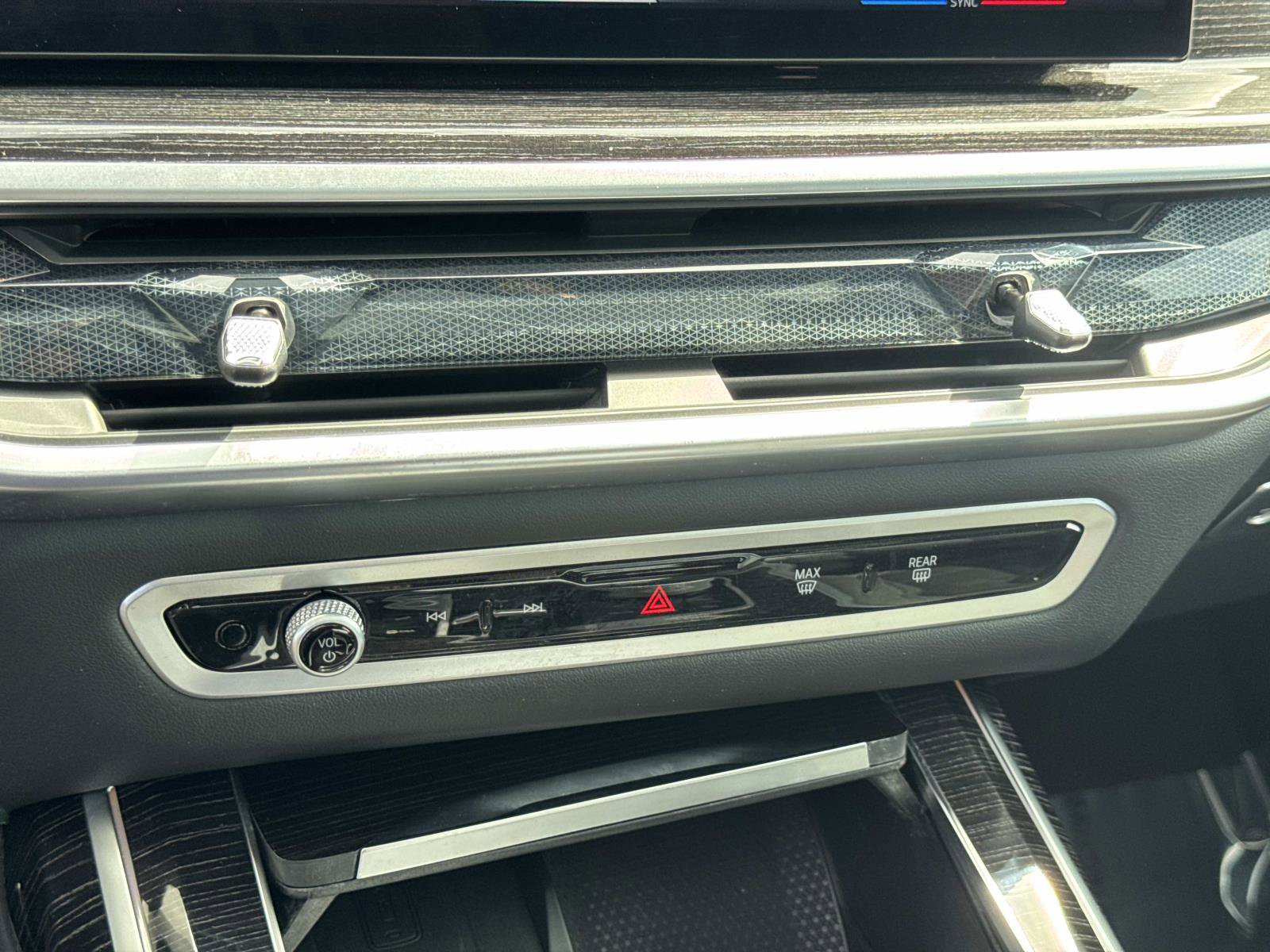 Used 2025 BMW X7 xDrive40i w/ M Sport Package image 24