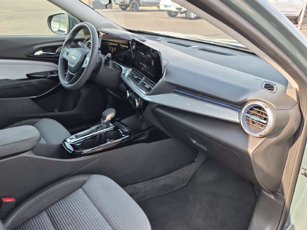 Certified 2025 Chevrolet Trax LT FWD image 26