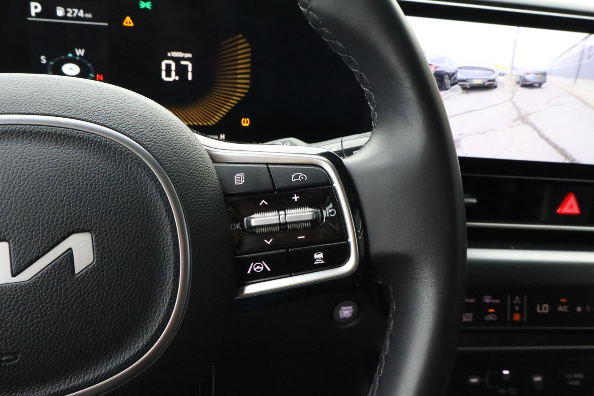 Used 2025 Kia Carnival image 32