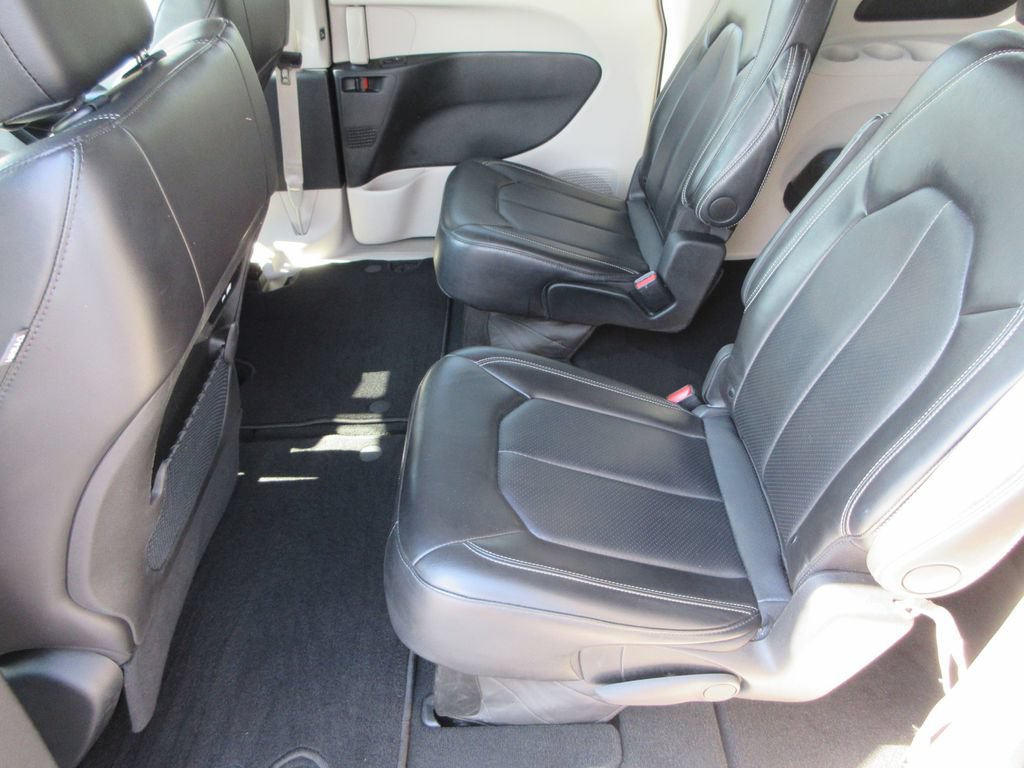 Used 2024 Chrysler Pacifica Touring-L FWD image 13