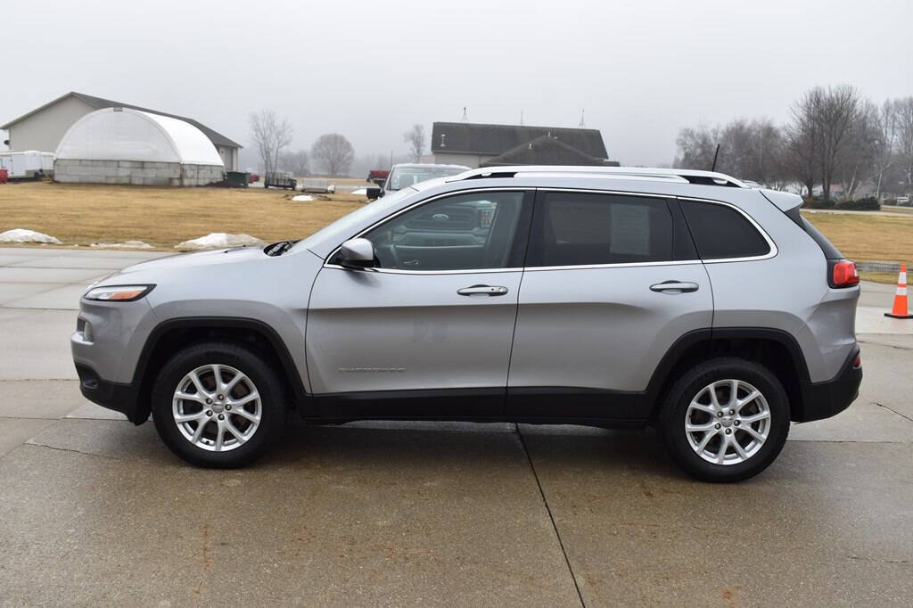 Used 2017 Jeep Cherokee Latitude w/ Comfort & Convenience Group AWD/4WD image 6