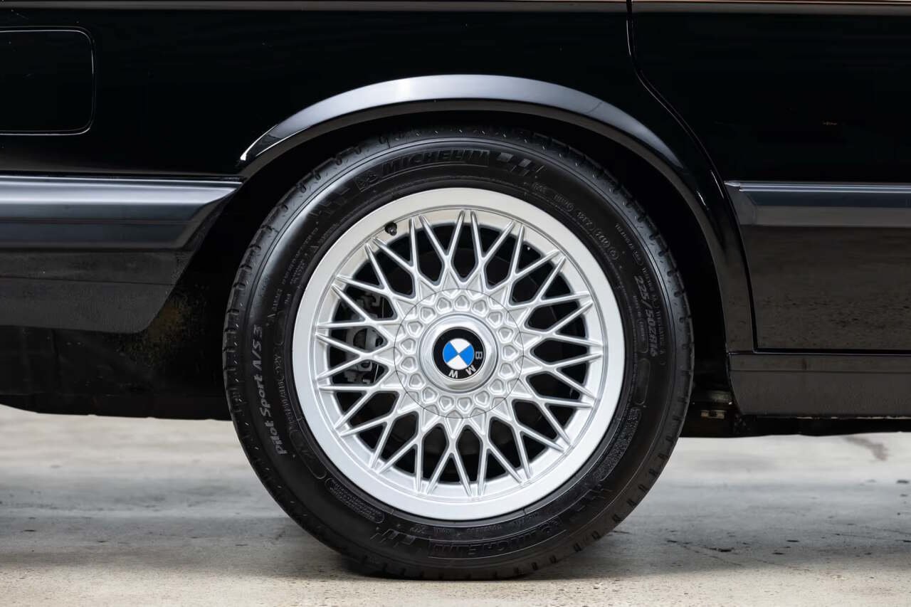 Used 1988 BMW M5 RWD image 32