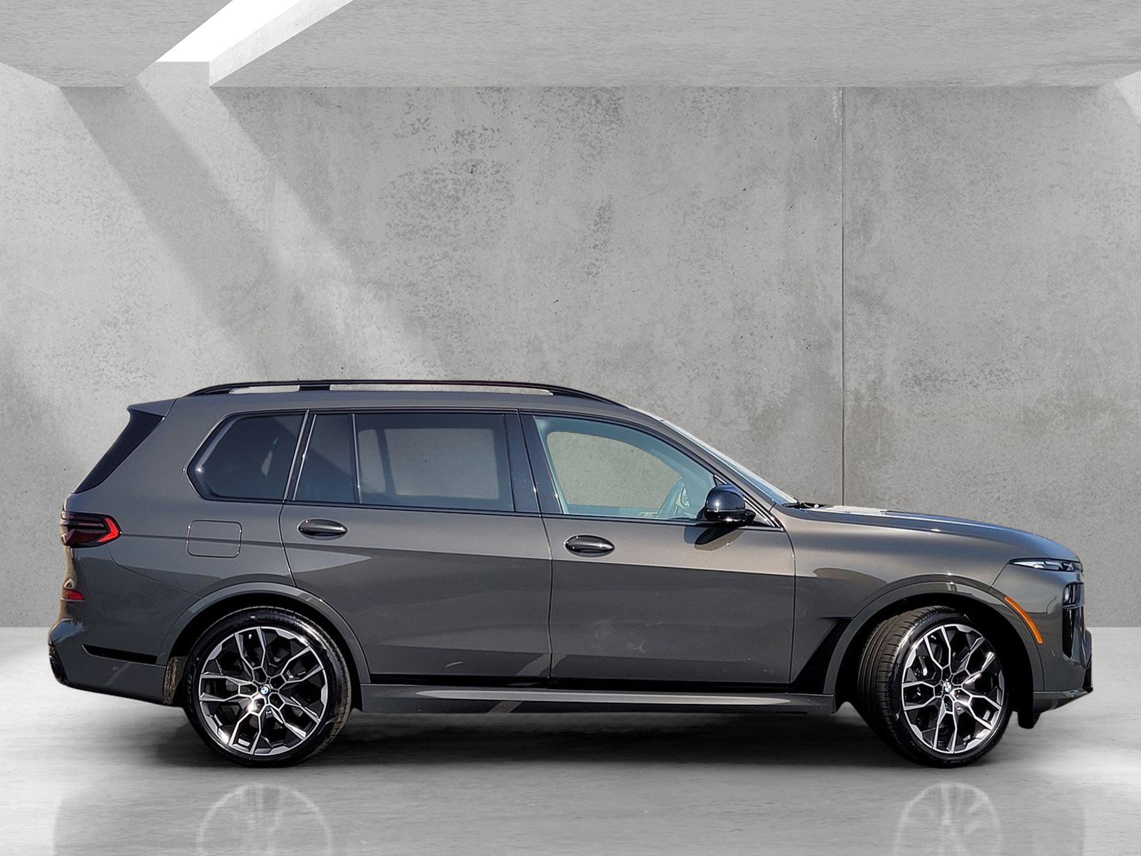 Used 2025 BMW X7 M60i w/ Climate Comfort Package image 3