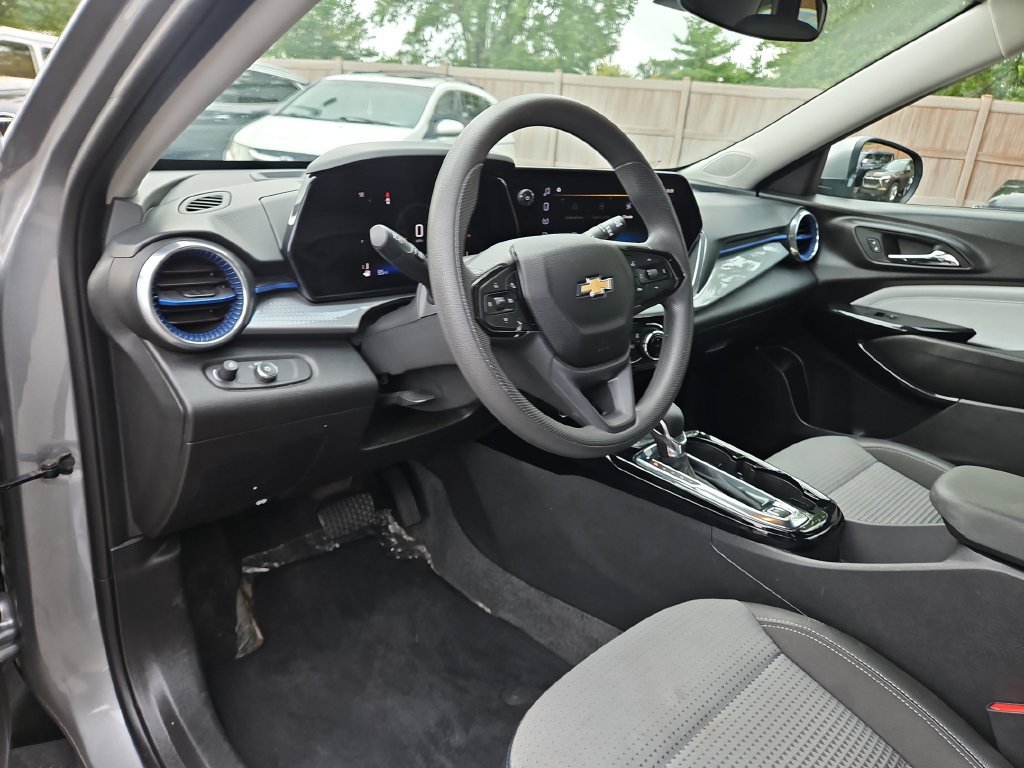 Used 2025 Chevrolet Trax LT FWD image 21