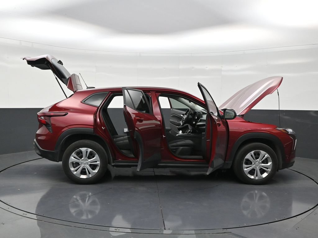 Used 2025 Chevrolet Trax LS FWD image 29