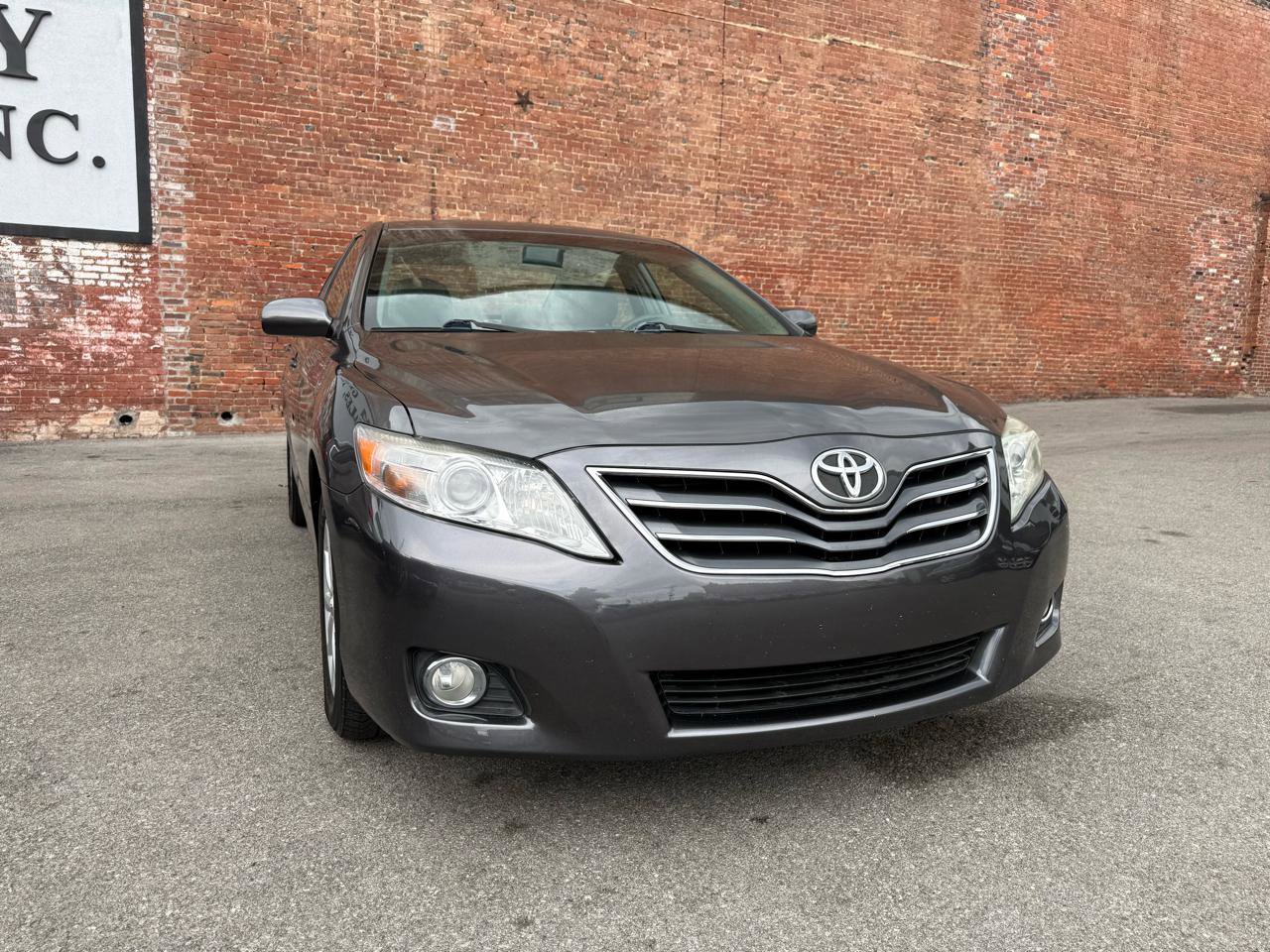 Used 2011 Toyota Camry XLE w/ XLE Extra-Value Pkg #2 image 2