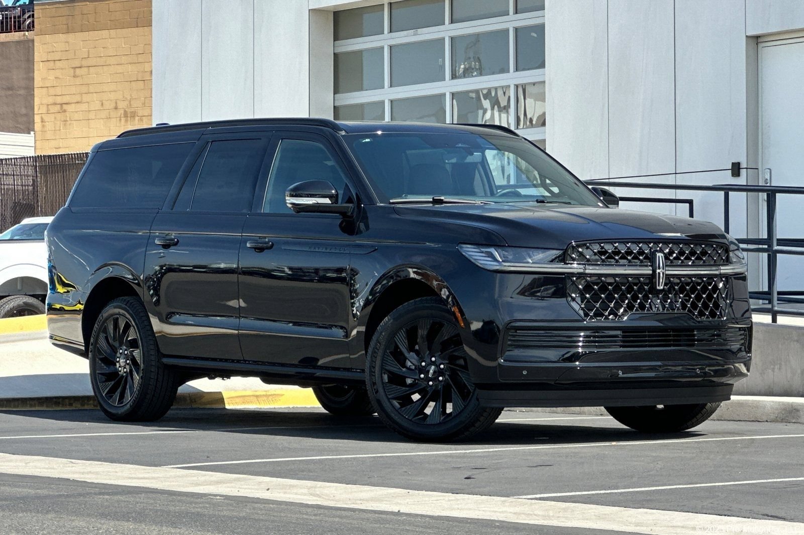 New 2027 Lincoln Navigator L Reserve w/ Jet Appearance Package
