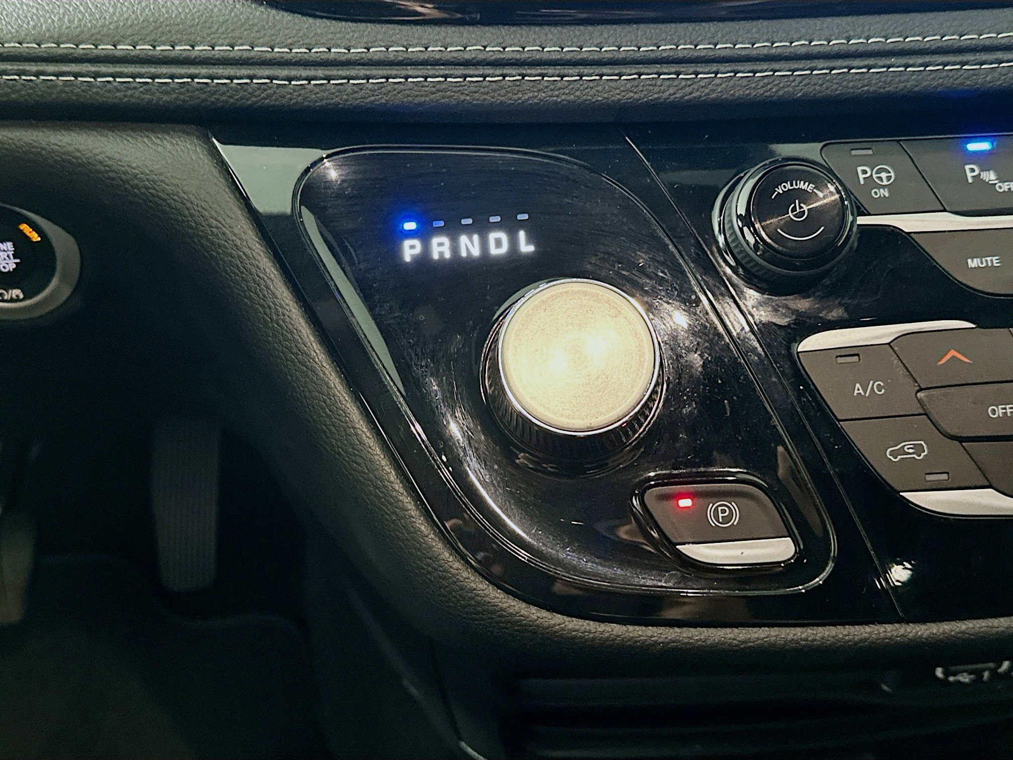 Used 2025 Chrysler Pacifica Select image 24