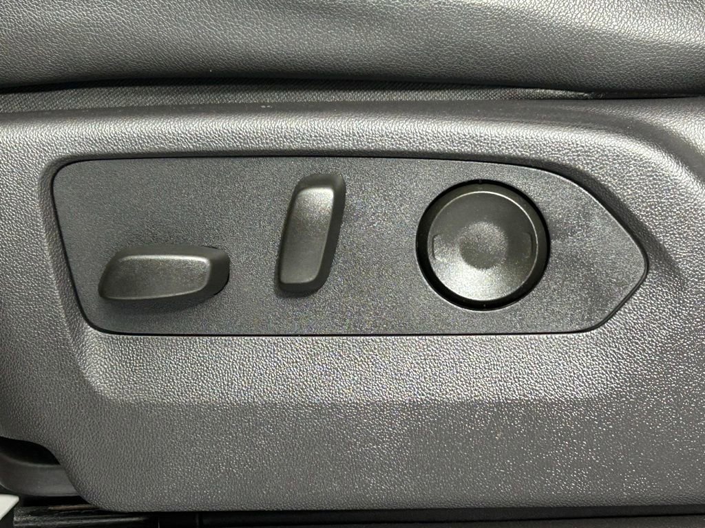 Used 2024 Chevrolet Silverado 2500 ZR2 w/ Technology Package AWD/4WD image 32