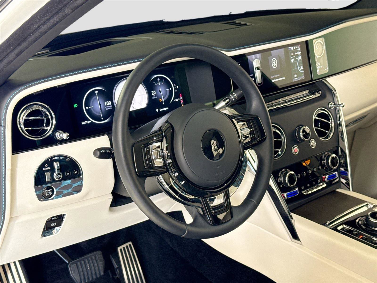 Used 2025 Rolls-Royce Cullinan AWD/4WD image 16