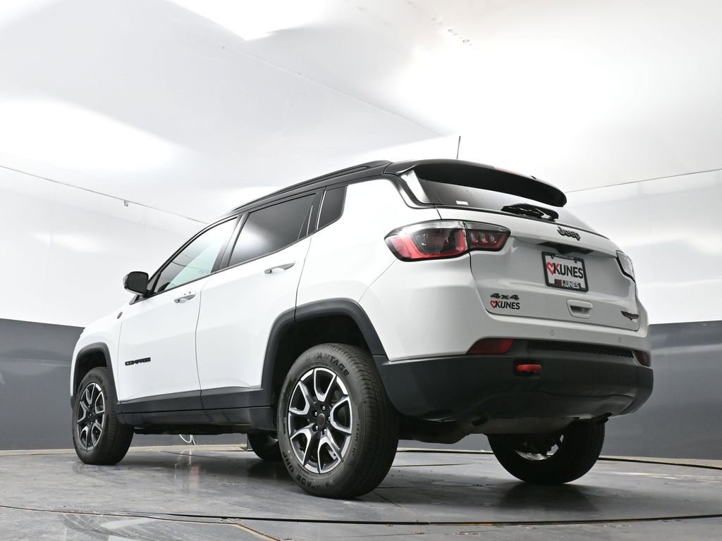 Used 2025 Jeep Compass Trailhawk AWD/4WD image 54