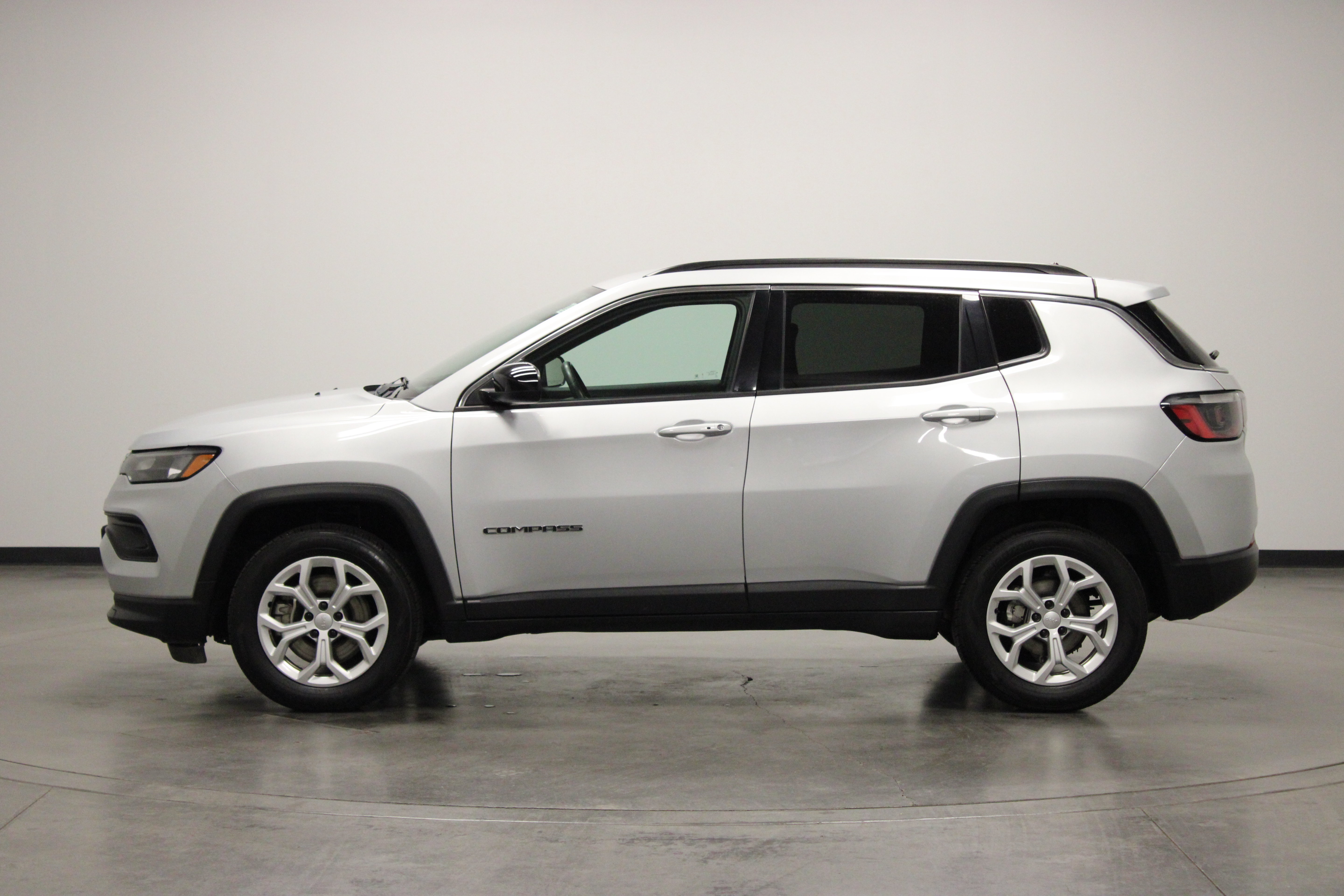 Used 2024 Jeep Compass Latitude AWD/4WD image 5