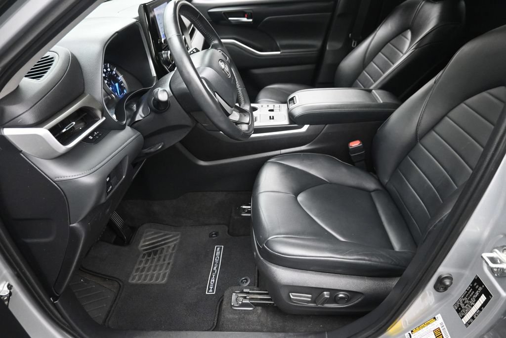 Used 2023 Toyota Highlander XLE AWD/4WD image 17