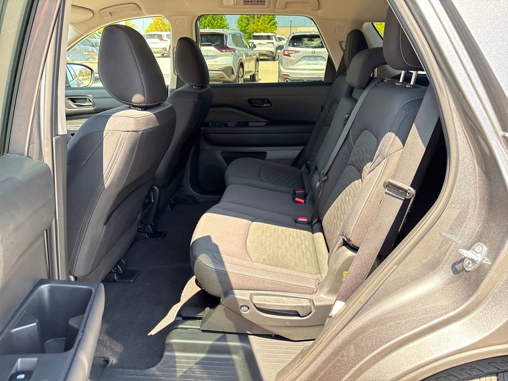 Used 2025 Nissan Pathfinder SV image 30