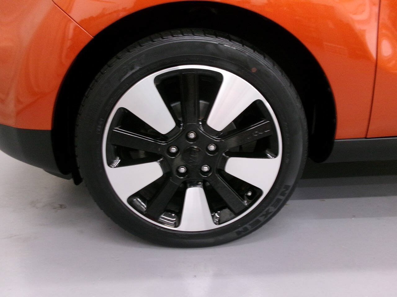 Used 2018 Kia Soul + FWD image 3