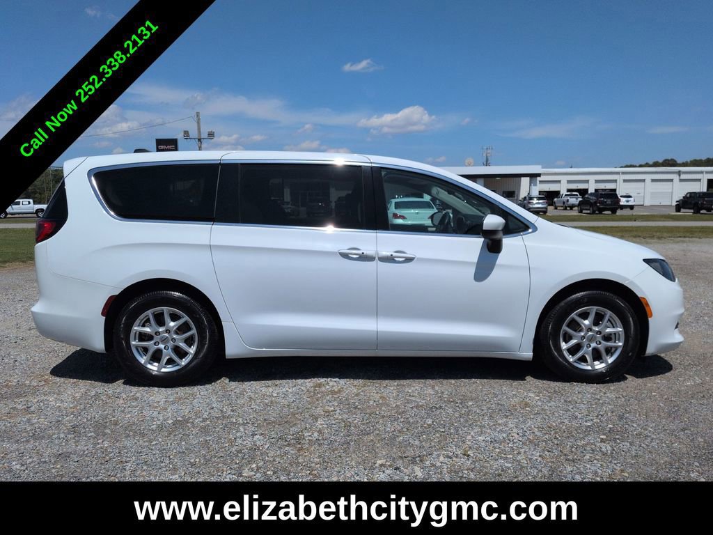 Used 2023 Chrysler Voyager LX FWD image 2