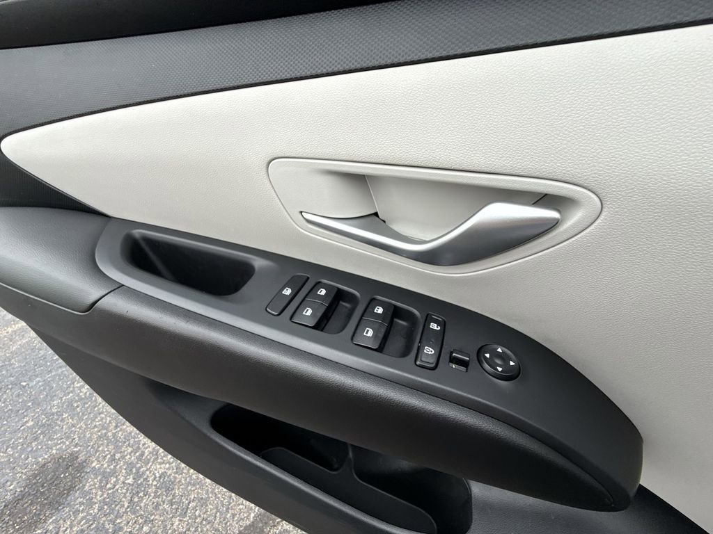 Used 2023 Hyundai Tucson SE image 30
