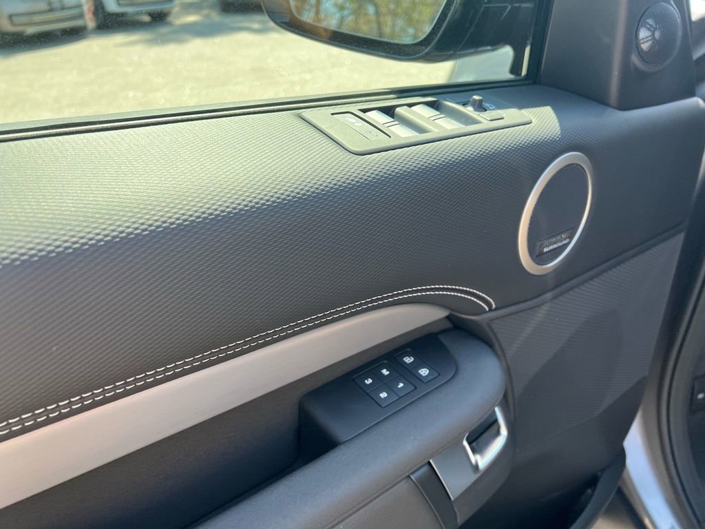 New 2026 Land Rover Discovery Dynamic SE image 10