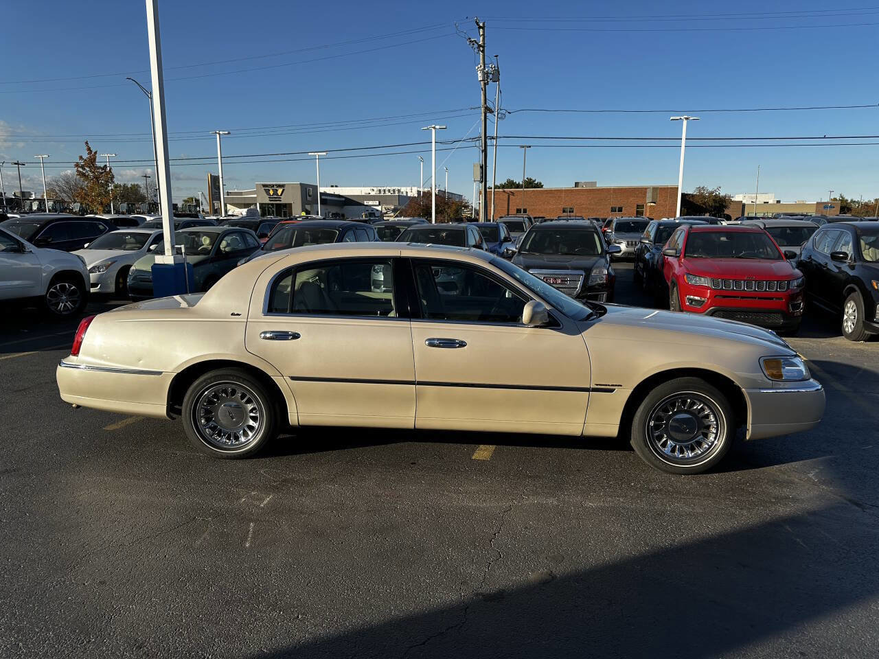 Used 2000 Lincoln Town Car Cartier image 11