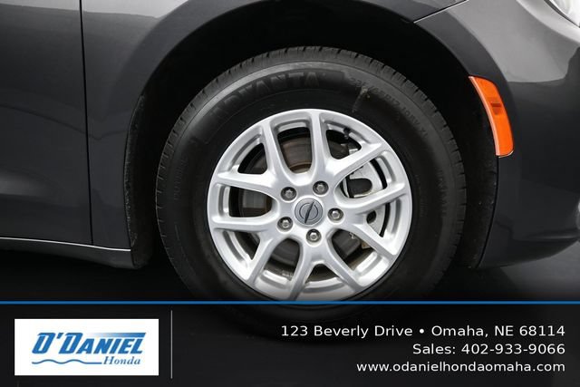 Used 2022 Chrysler Pacifica Touring-L FWD image 48