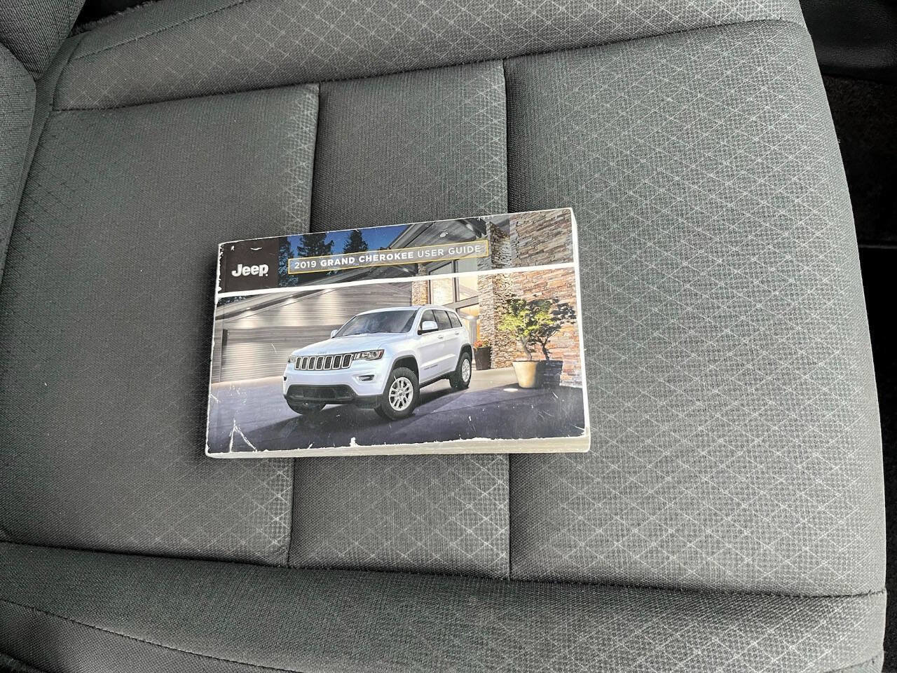 Used 2019 Jeep Grand Cherokee Laredo image 31