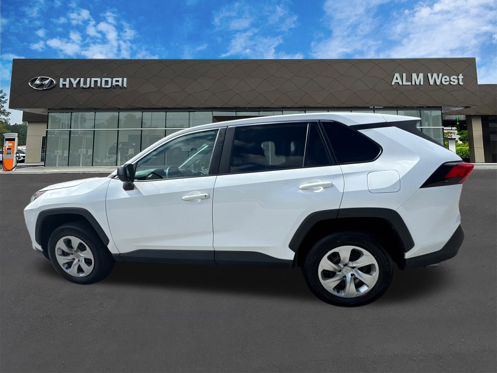 Used 2022 Toyota RAV4 LE image 8
