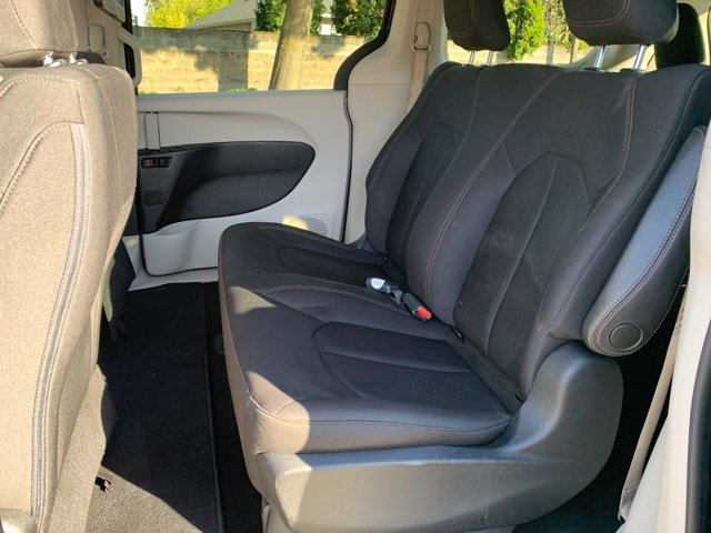 Used 2018 Chrysler Pacifica L FWD image 12