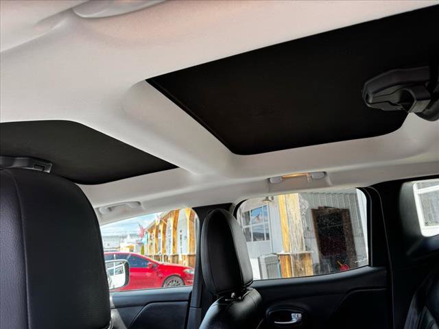 Used 2016 Jeep Renegade Latitude w/ Cold Weather Group image 16