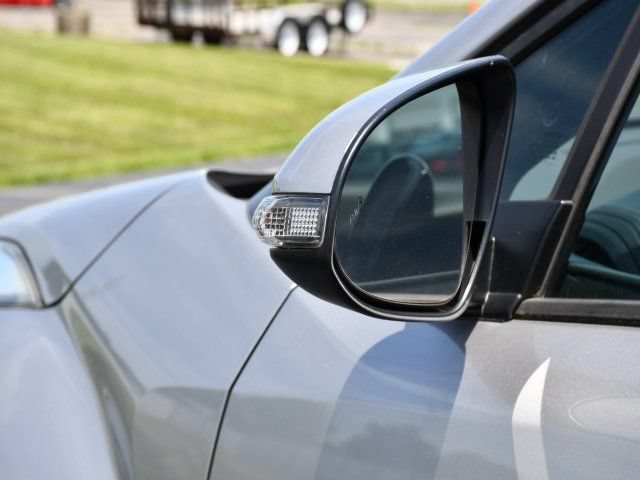 Used 2018 Toyota C-HR XLE FWD image 13