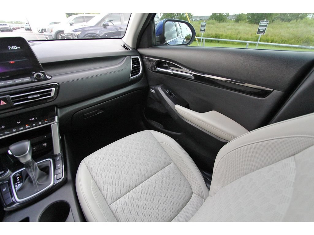 Certified 2022 Kia Seltos SX w/ Sunroof Package AWD/4WD image 11