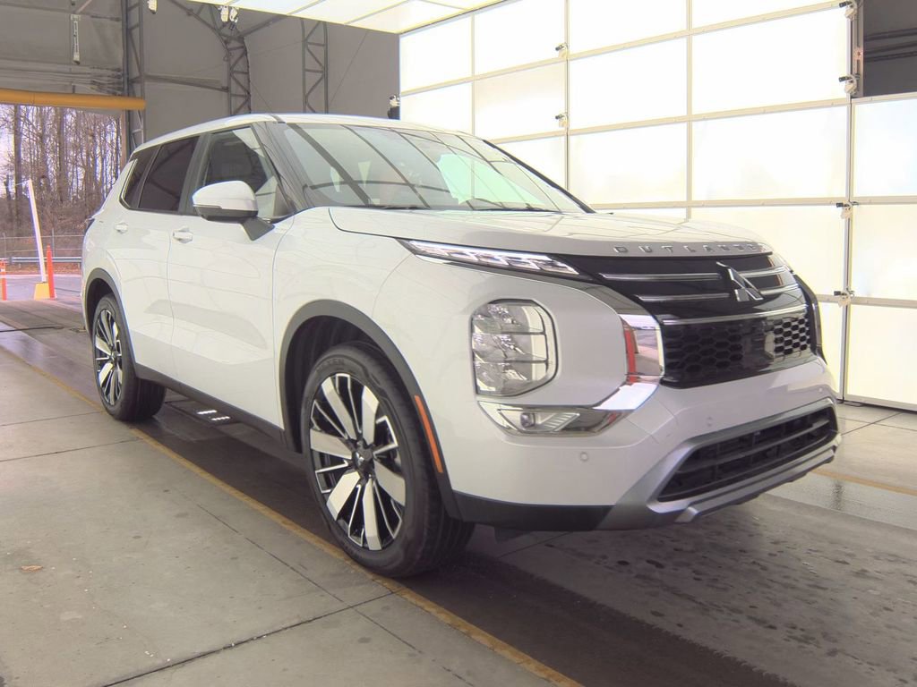 Used 2025 Mitsubishi Outlander SE