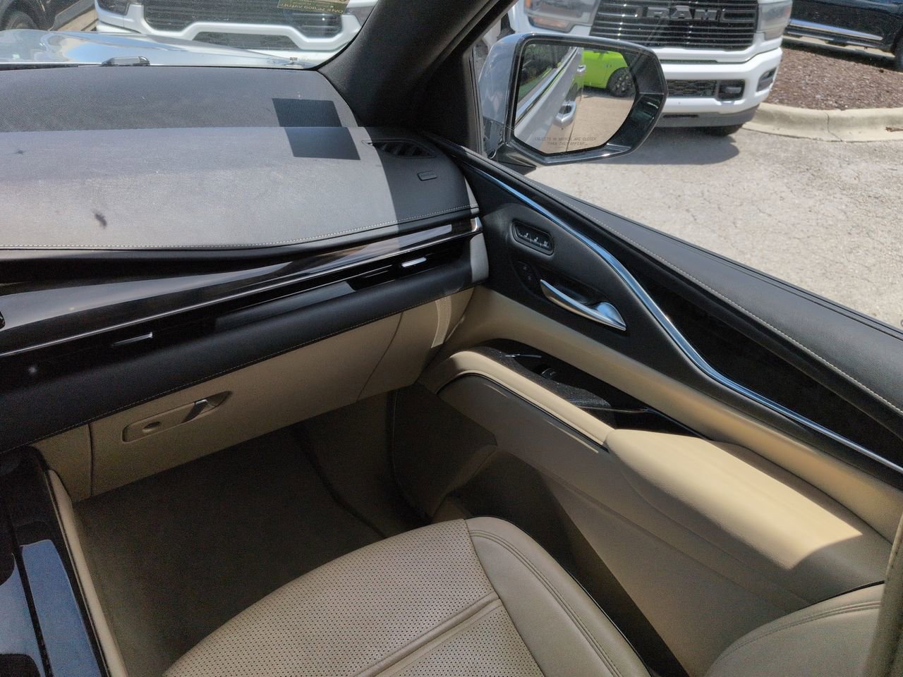 Used 2024 Cadillac Escalade Premium Luxury RWD image 17