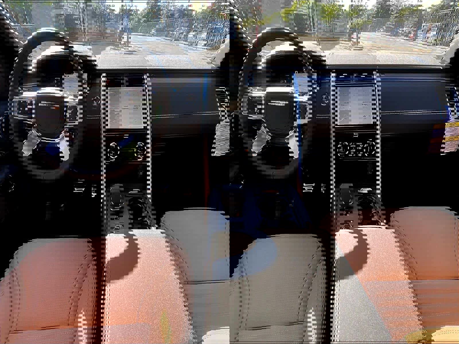 New 2025 Land Rover Discovery Dynamic SE image 7