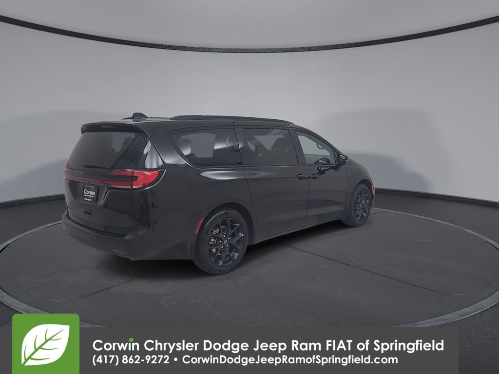 Used 2025 Chrysler Pacifica Limited FWD image 16