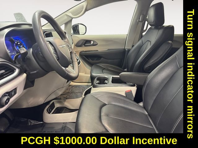 Used 2024 Chrysler Pacifica Touring-L image 7