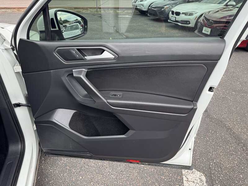 Used 2021 Volkswagen Tiguan SE w/ Panoramic Sunroof Package AWD/4WD image 28
