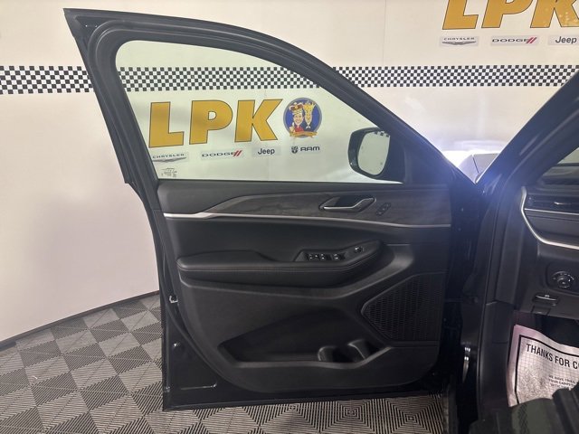 New 2025 Jeep Grand Cherokee Limited w/ Black Appearance Package image 19