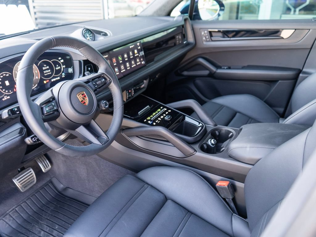 Used 2025 Porsche Cayenne GTS AWD/4WD image 5
