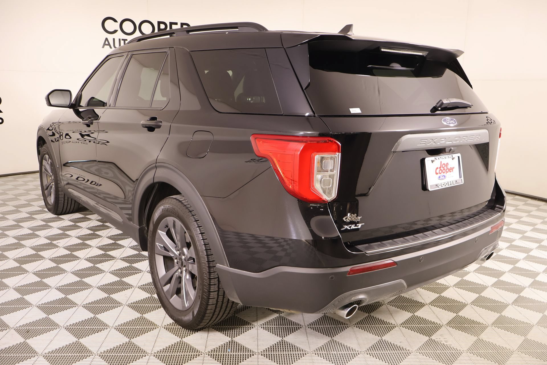 Used 2023 Ford Explorer XLT w/ Equipment Group 202A RWD image 24