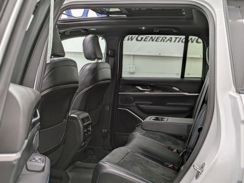 Used 2023 Jeep Grand Cherokee Trailhawk AWD/4WD image 17