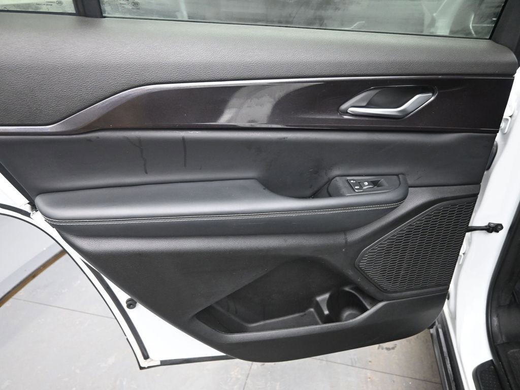 Used 2023 Jeep Grand Cherokee L Altitude image 15