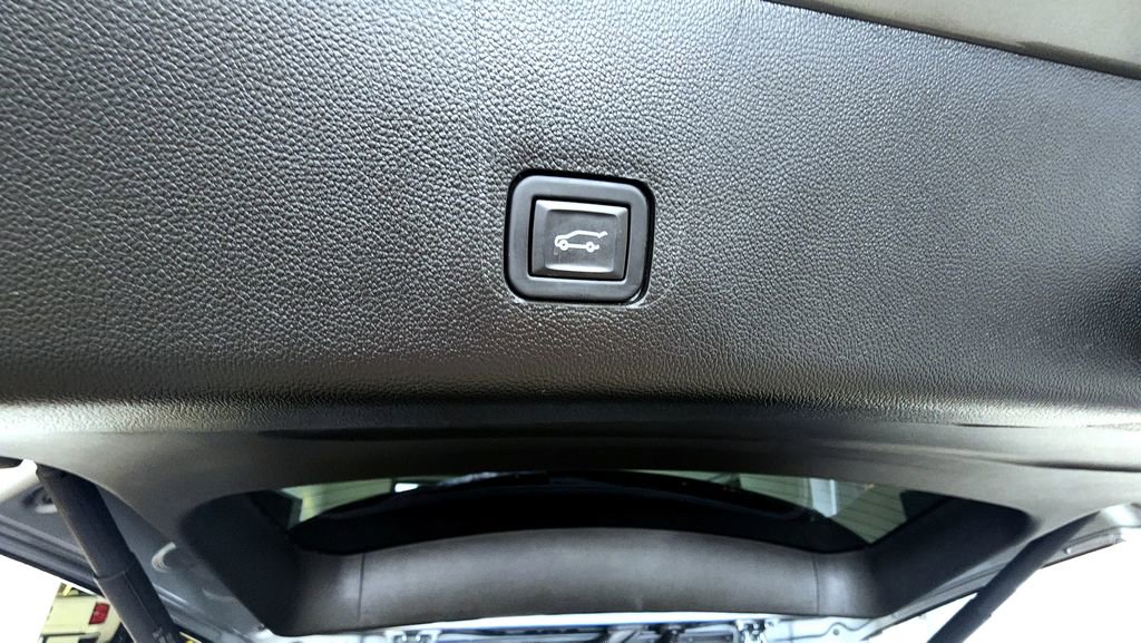 Used 2023 Chevrolet Traverse RS image 13